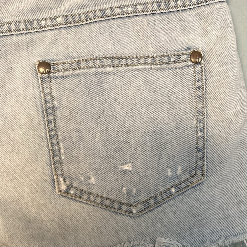 Free People Cutoff Short Shorts ~ Size W 27 ~ Light Blue Wash - Picture 6 of 9